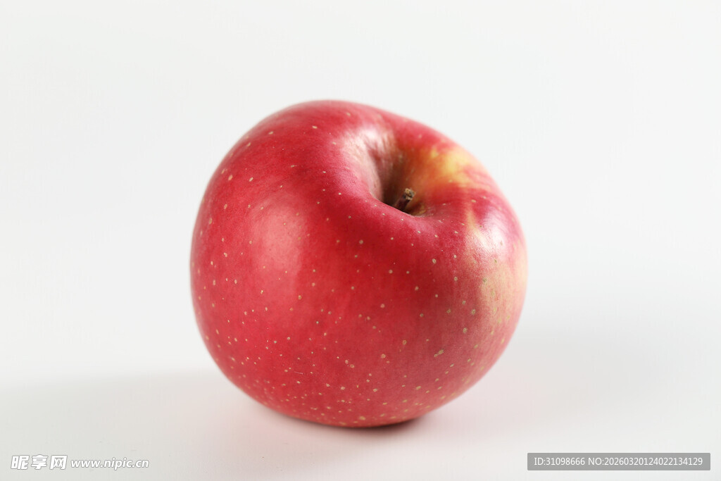 鲜红诱人的单颗红苹果