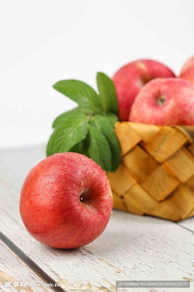 篮子里的红苹果与绿叶