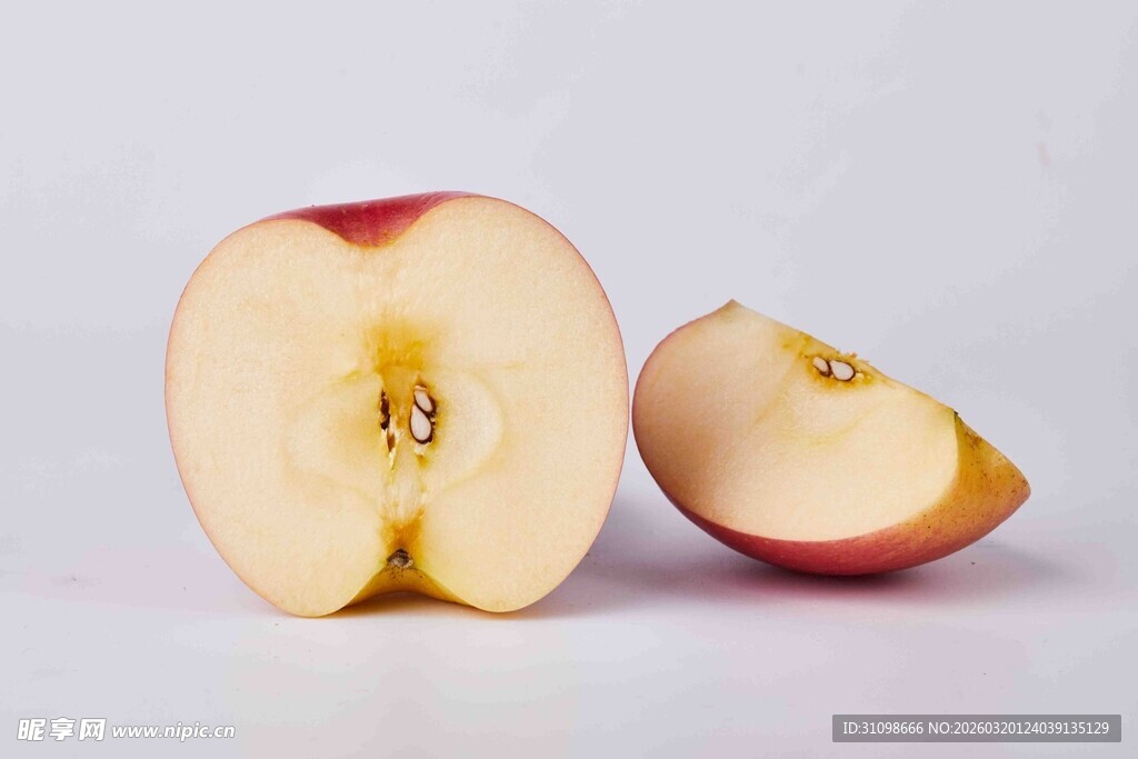 切开的红苹果特写