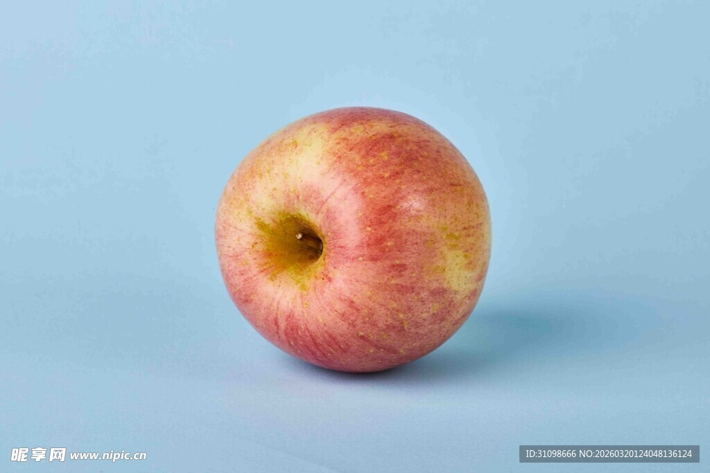 单个红苹果特写