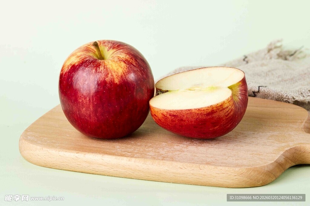砧板上的红苹果与切片