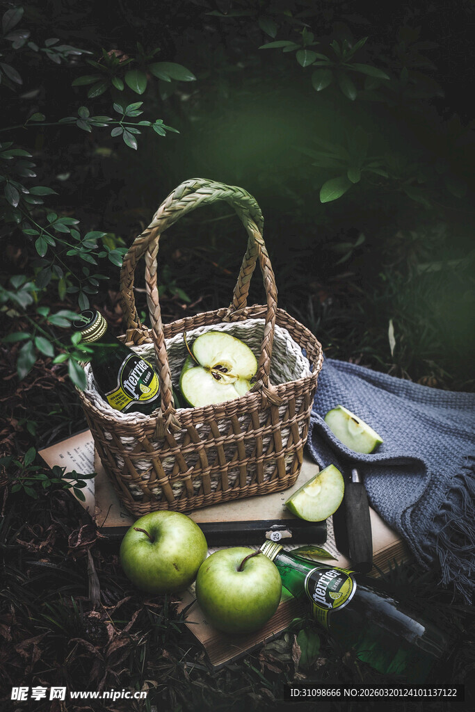 森林中的野餐篮与青苹果