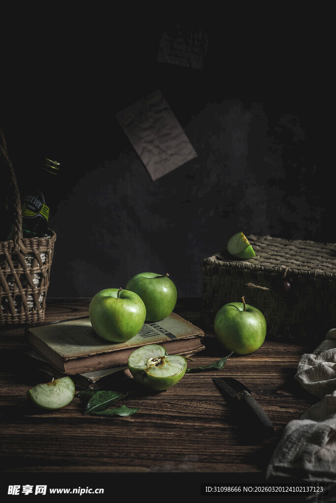 木桌上的鲜绿苹果静物