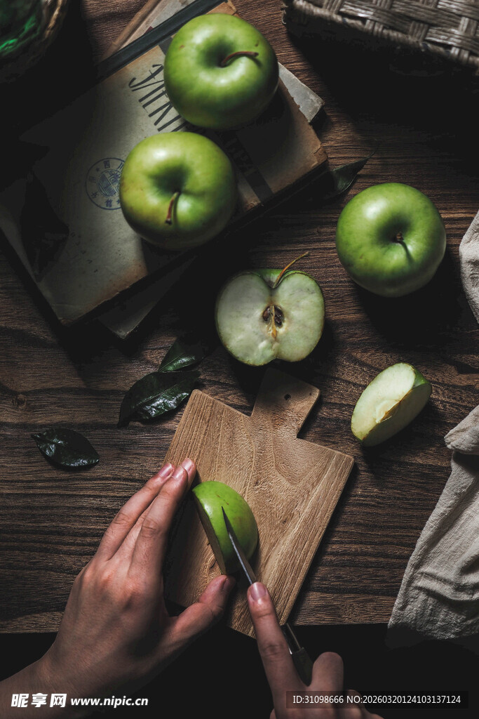 手切青苹果的温馨瞬间
