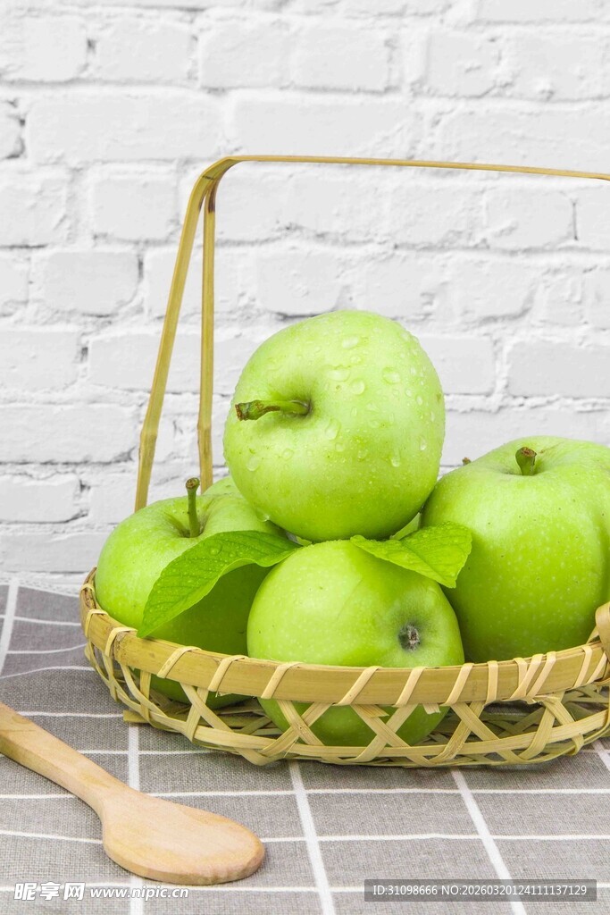 竹篮里的鲜绿青苹果