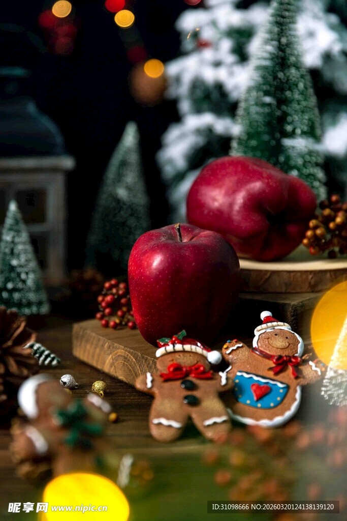 圣诞装饰与美食的温馨场景