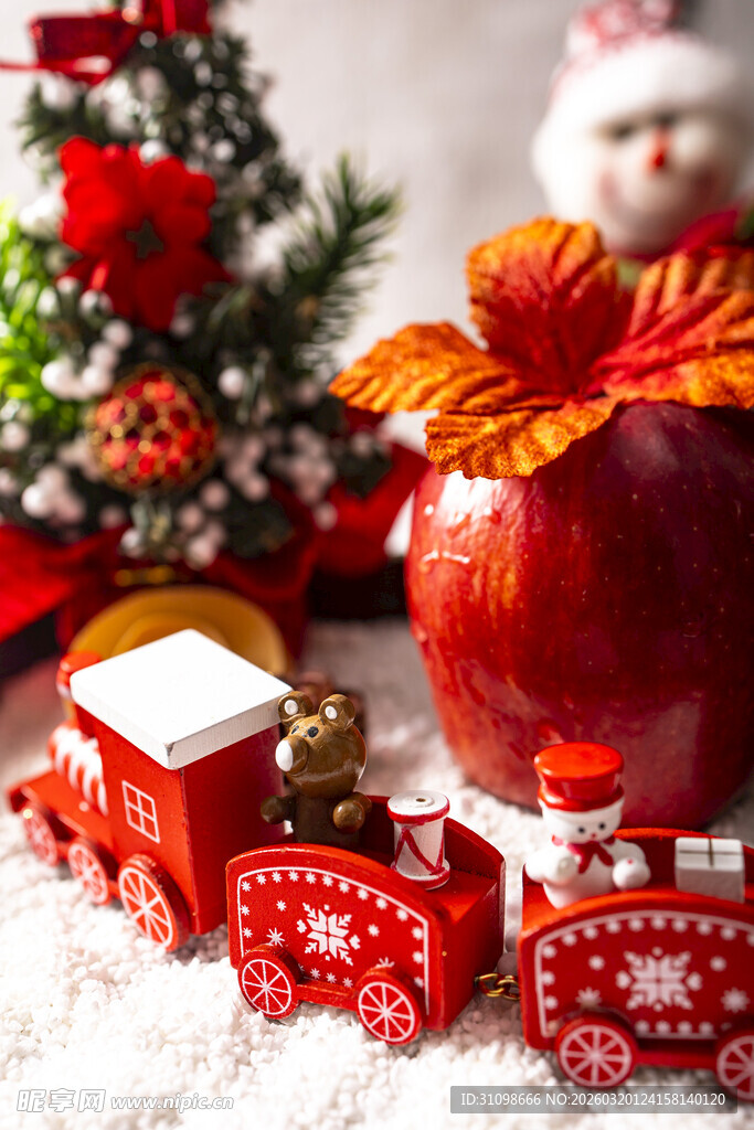 圣诞主题苹果与小火车摆件
