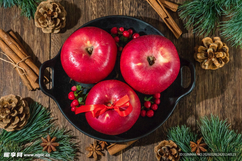 黑盘中的红苹果与香料