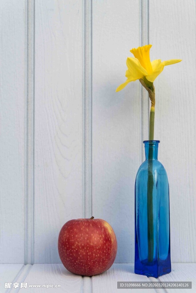 蓝瓶黄花红果静物组合