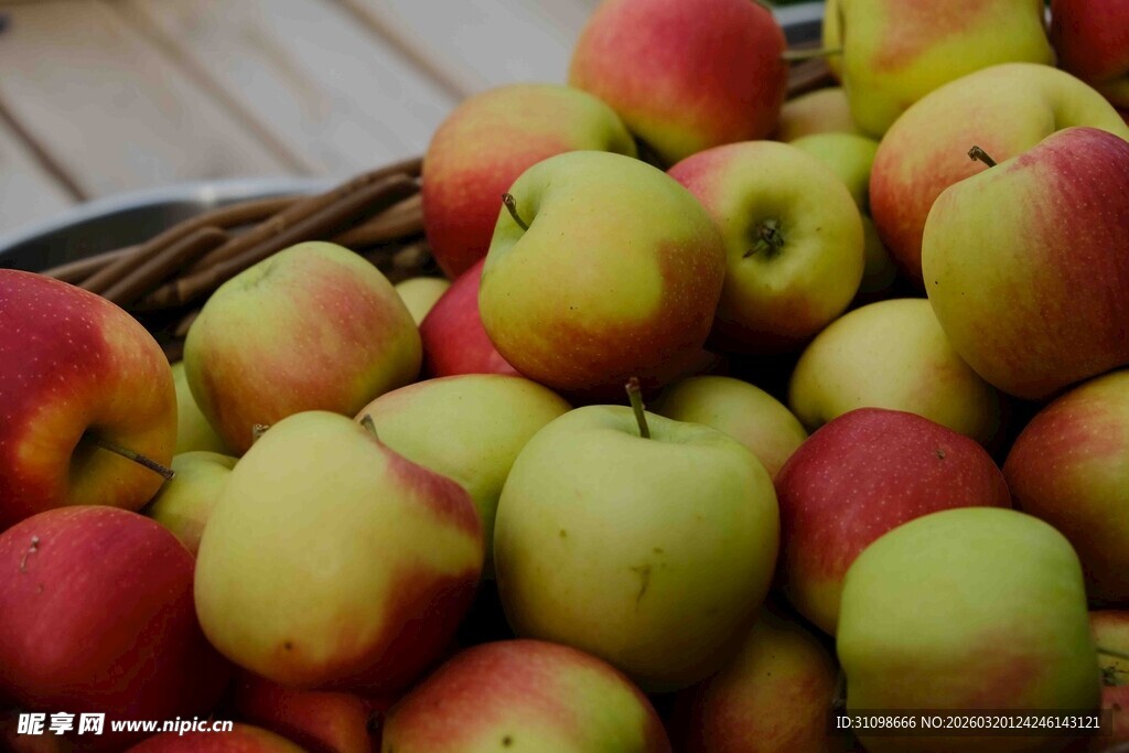 一篮色泽诱人的新鲜苹果