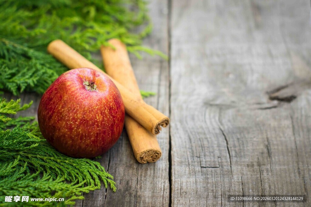 苹果肉桂与松枝的温馨组合