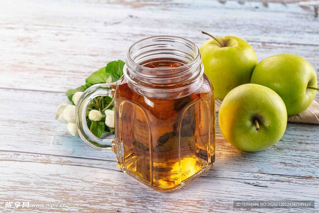 玻璃罐中的苹果醋与青苹果