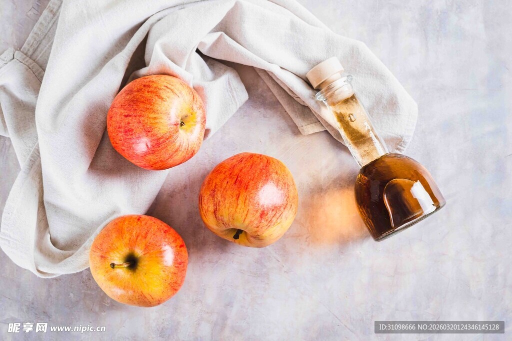 新鲜苹果与精油瓶静物图