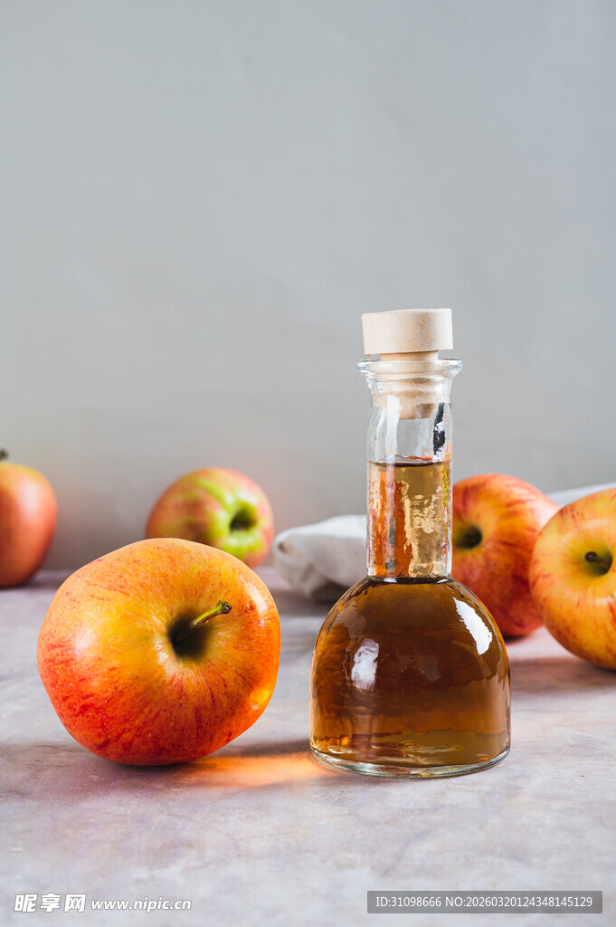 苹果旁的玻璃瓶苹果醋