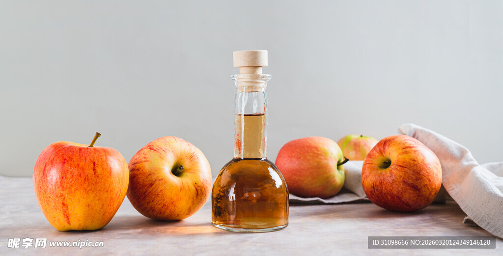 苹果旁的苹果醋