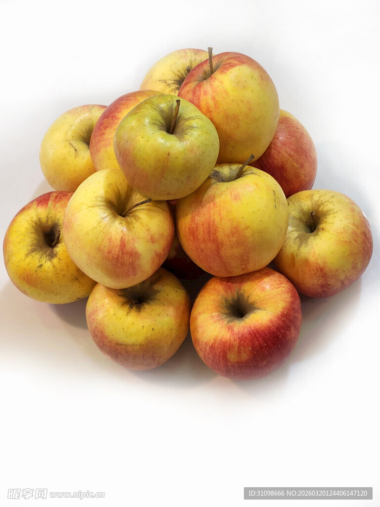 一堆色泽诱人的新鲜苹果
