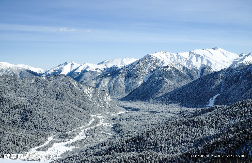 雪山山谷壮丽自然景观