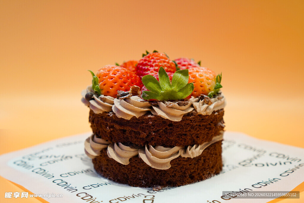 水果装饰红丝绒蛋糕