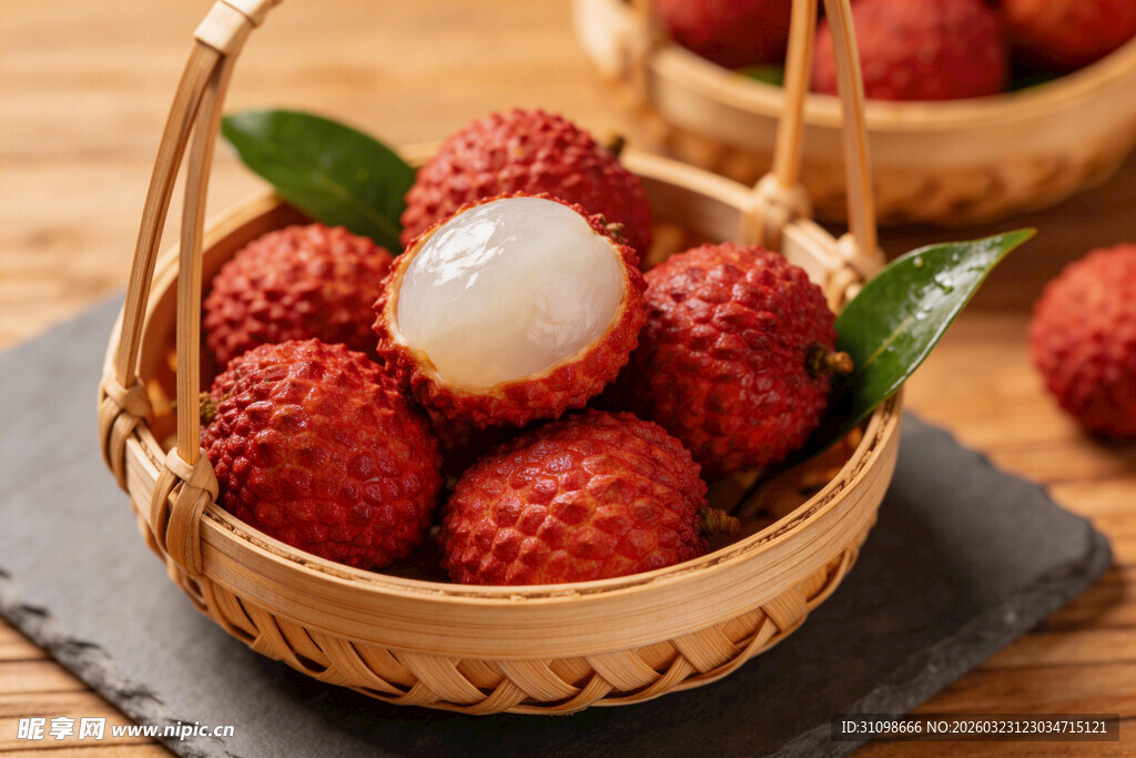 竹篮中新鲜剥开的饱满荔枝