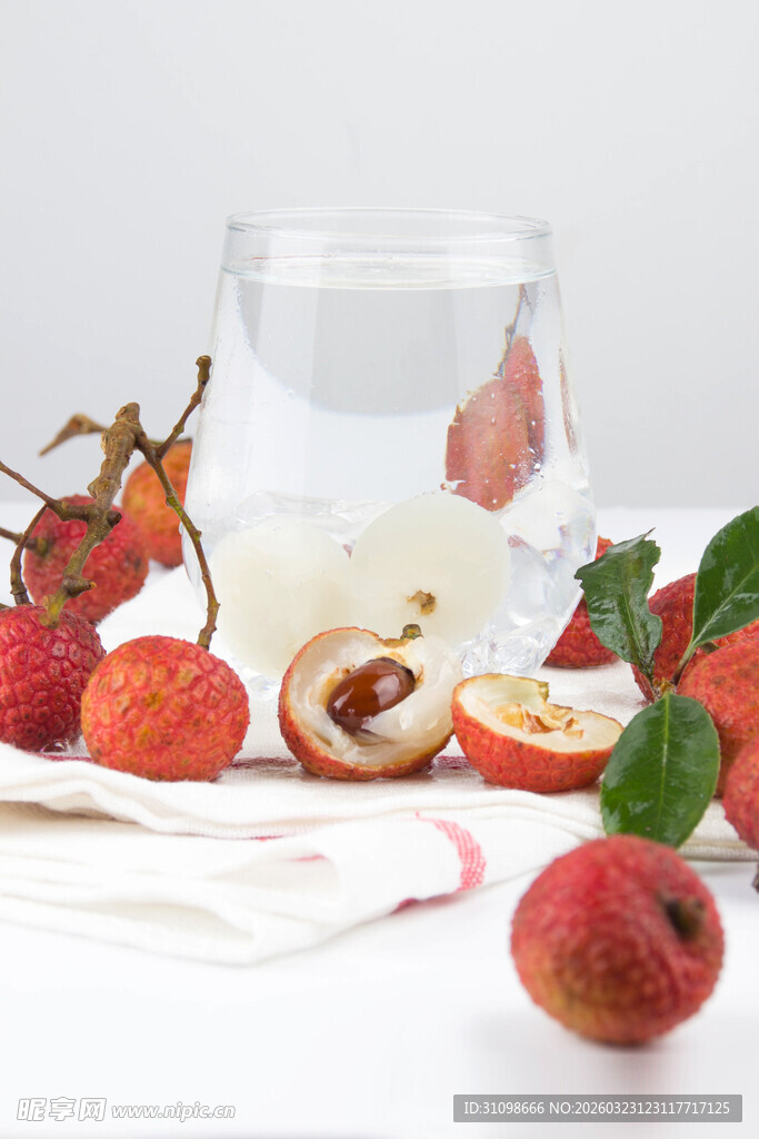 玻璃罐中的新鲜荔枝