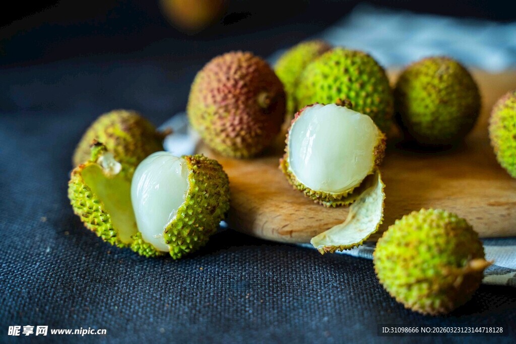 新鲜荔枝摆放在木砧板上