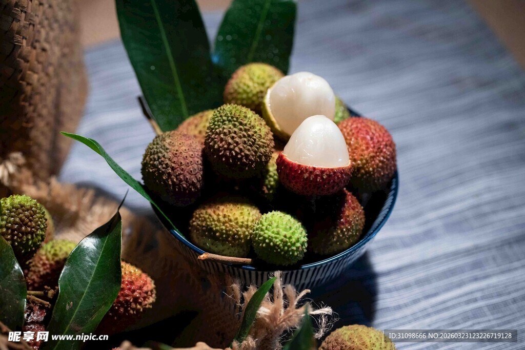 新鲜多样荔枝摆放在碗中