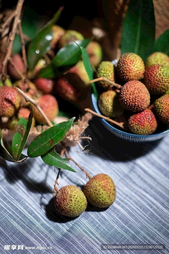 新鲜荔枝摆于石板上