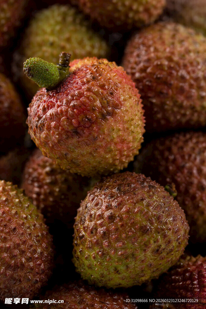 新鲜饱满的荔枝果实