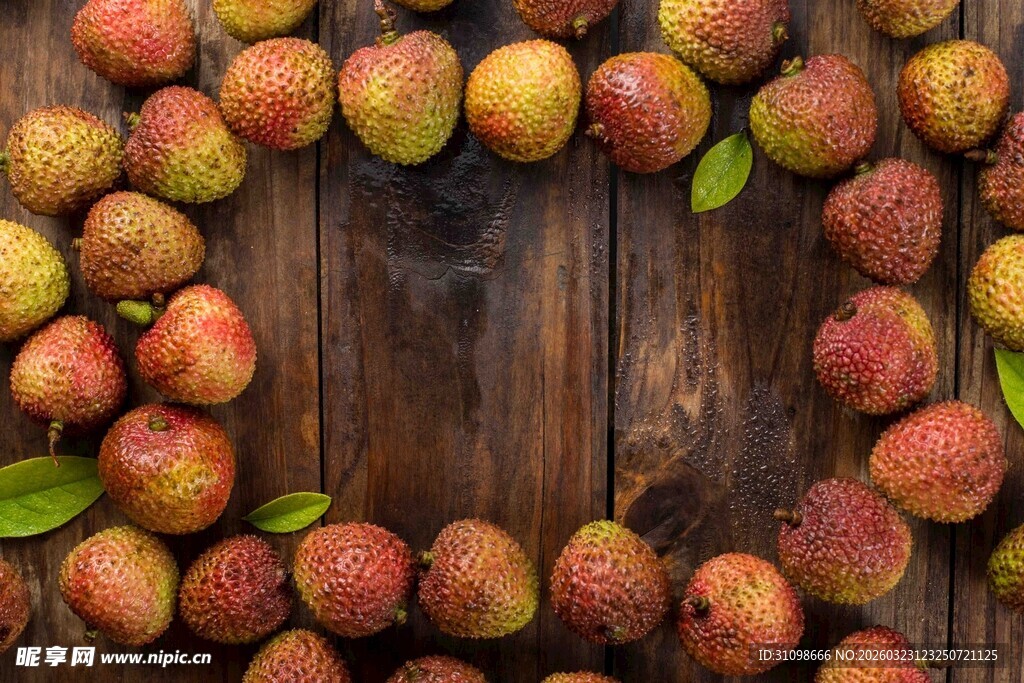 木桌上环绕摆放的新鲜荔枝