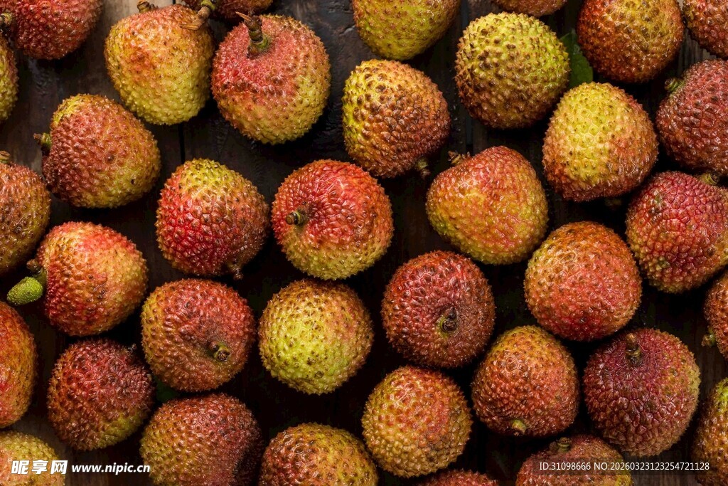 新鲜饱满的荔枝果实