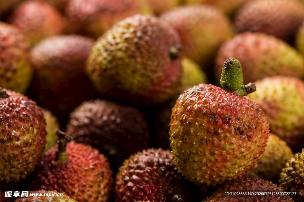 新鲜饱满的荔枝果实