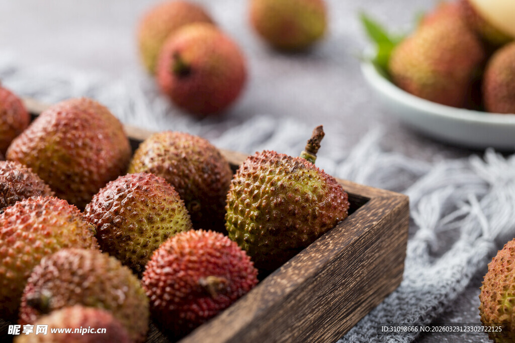 木盒中的新鲜荔枝果
