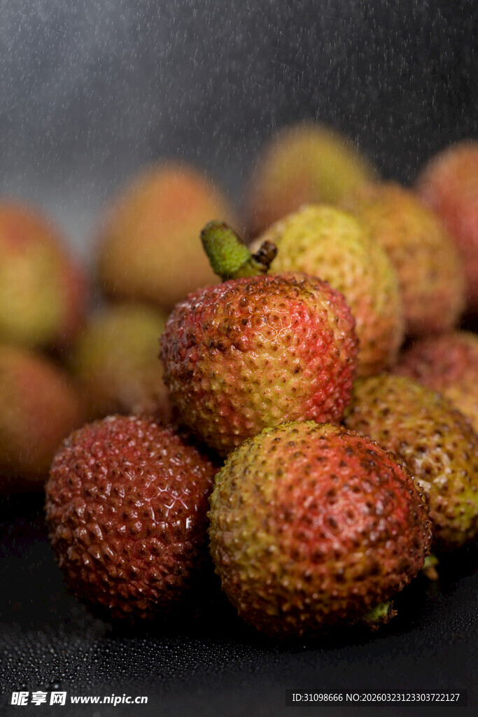 新鲜饱满的荔枝果实