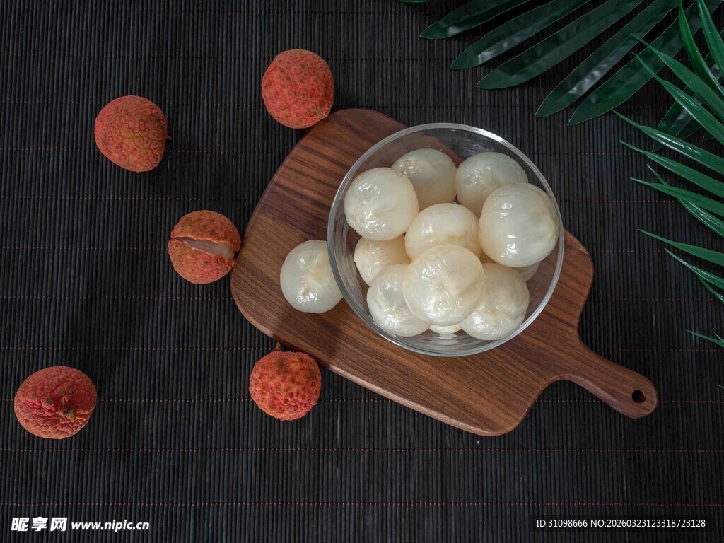 木盘盛荔枝果肉与鲜果