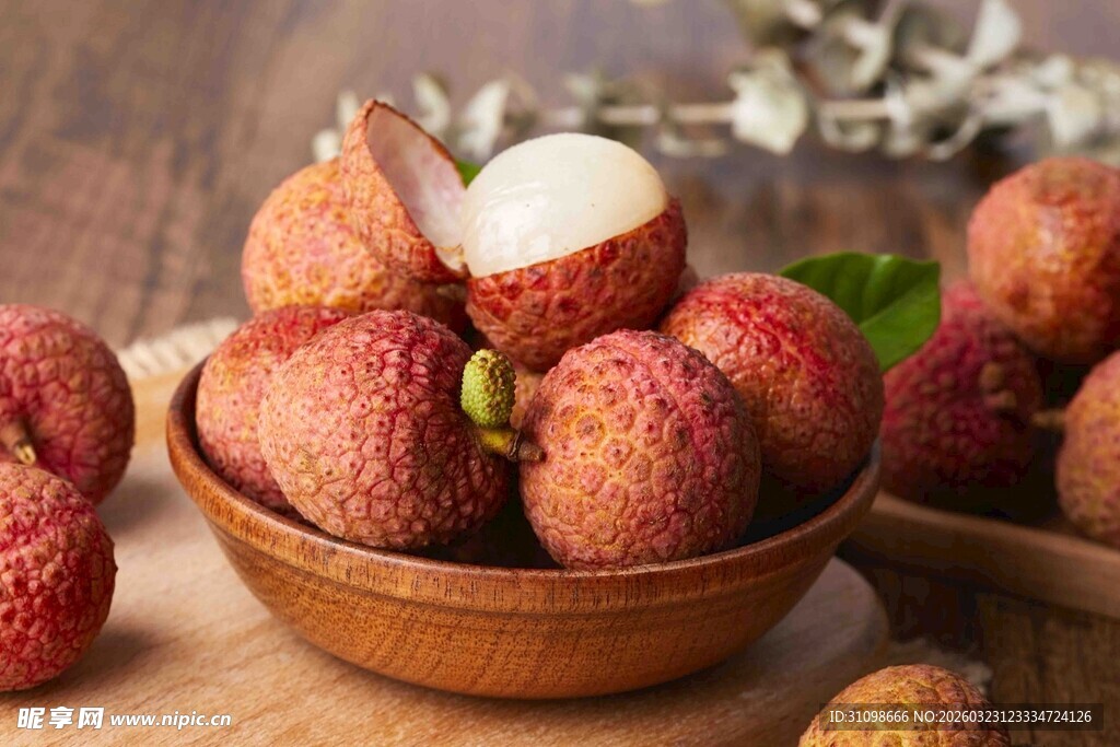 木碗中的新鲜美味荔枝