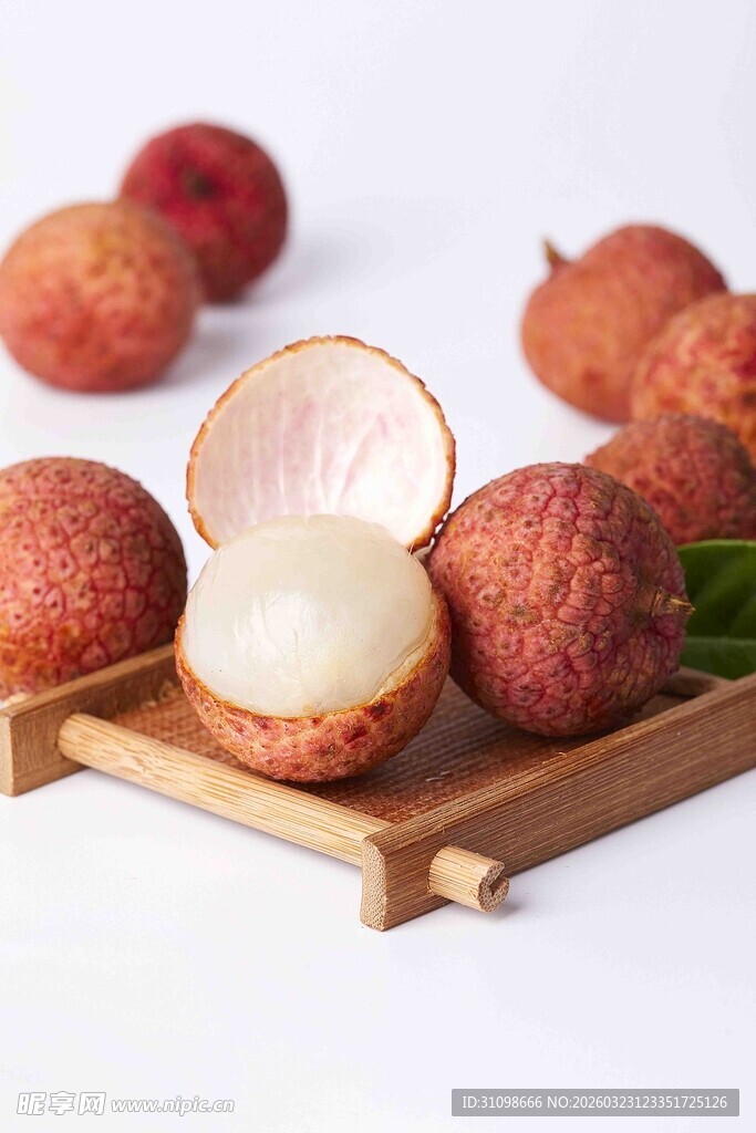 新鲜荔枝摆放在木托盘上