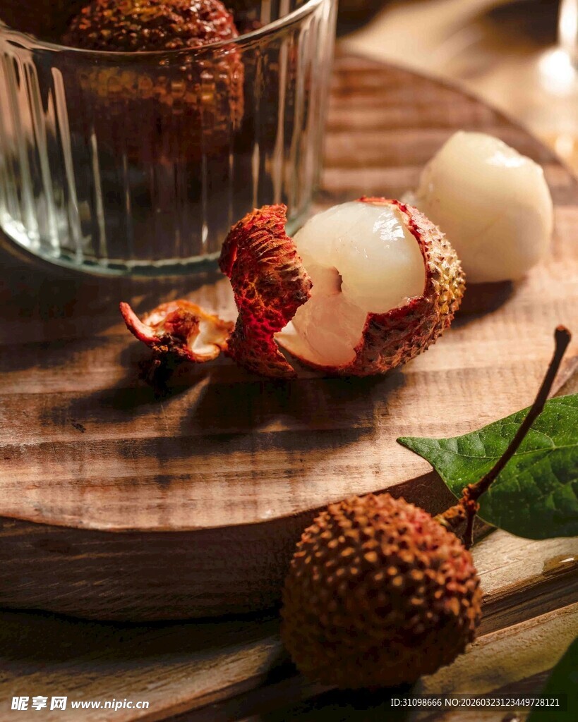 新鲜荔枝摆放在木盘上