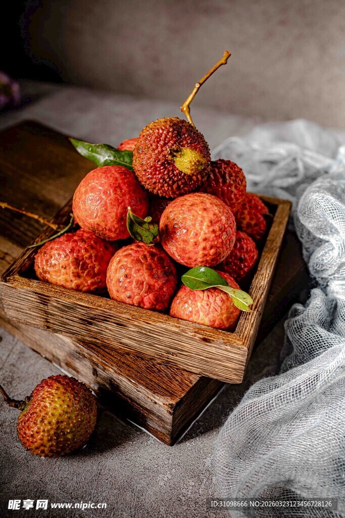 木盘上摆放的新鲜荔枝