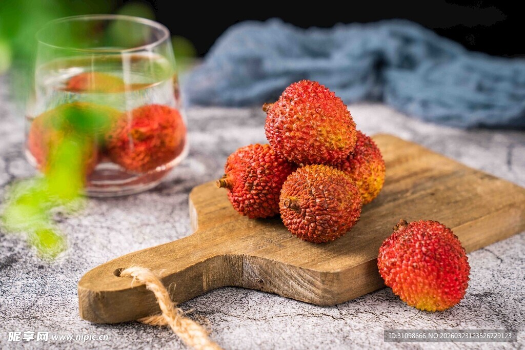 新鲜诱人的草莓与饮品