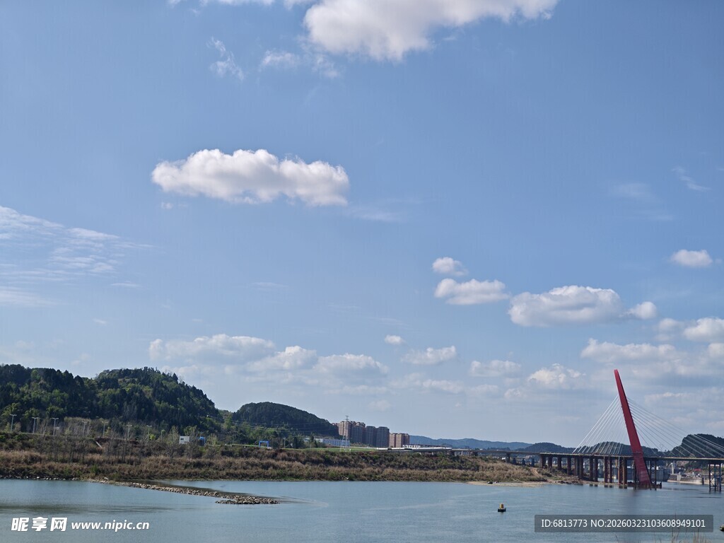 江边美景与红色建筑