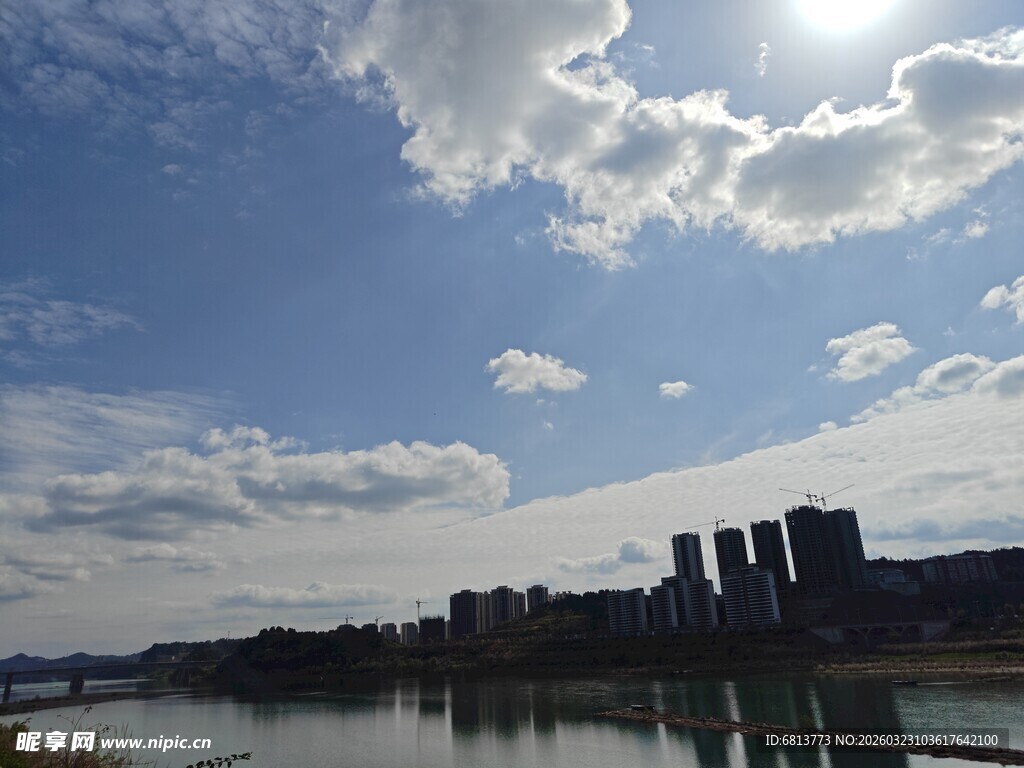 城市河畔蓝天白云美景