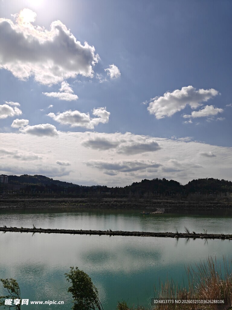 宁静湖景与远处山峦