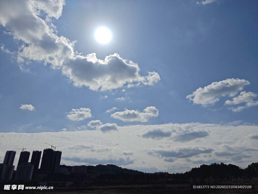蓝天旭日下的壮美景观