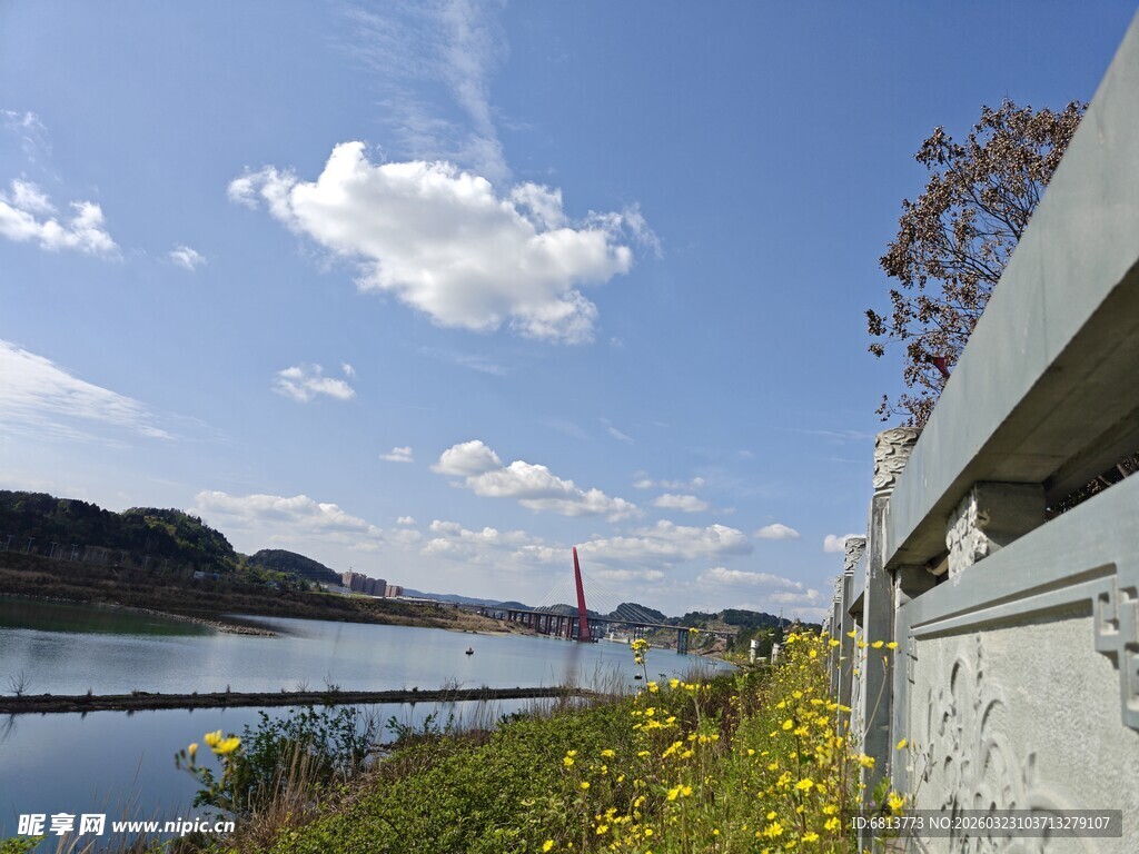 湖畔美景 围栏旁的春日风光