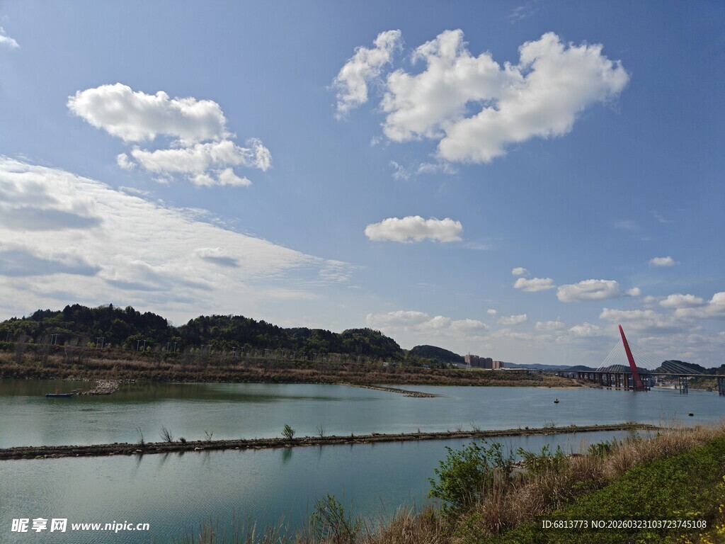 湖畔风光 蓝天白云映绿水