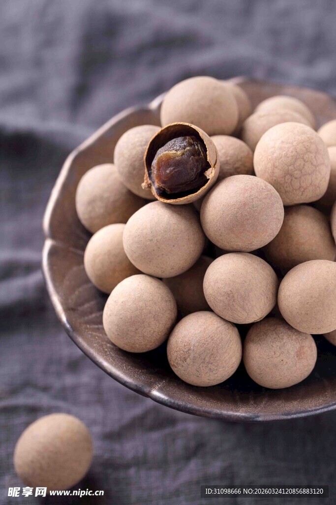 碗中饱满桂圆干货特写