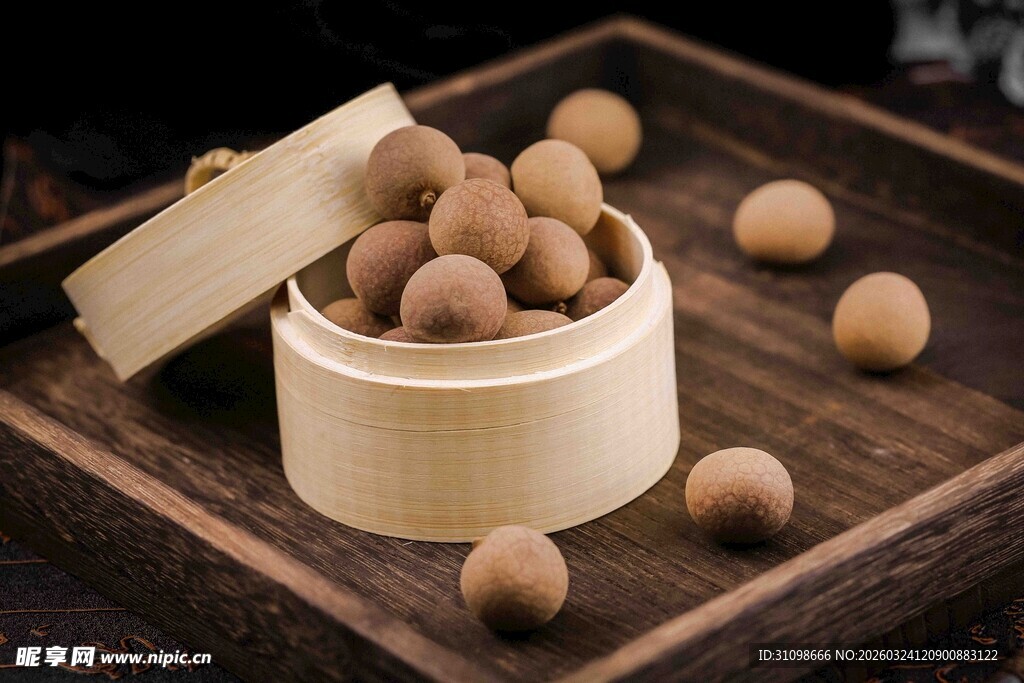 木制容器中的圆润桂圆
