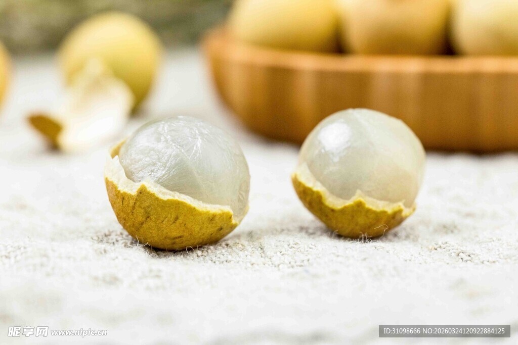 剥开的龙眼果肉晶莹