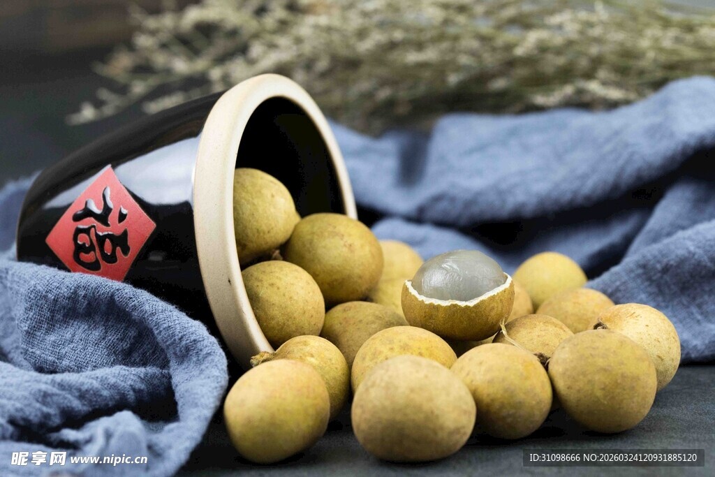 散落蓝布上的新鲜龙眼