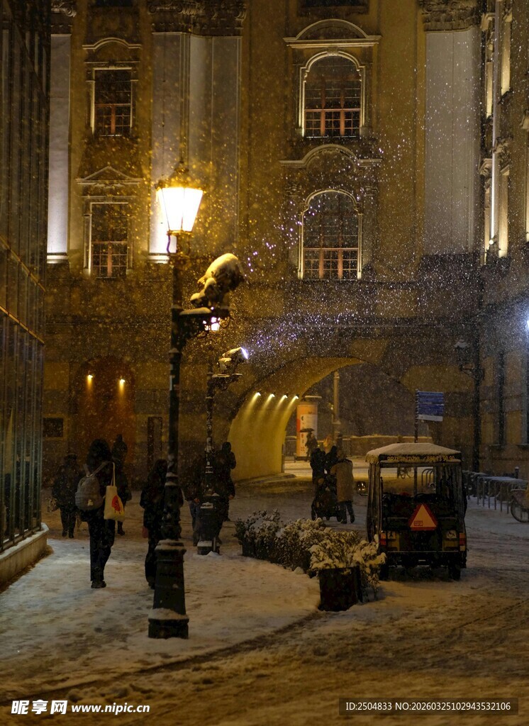 夜晚欧式街道的温馨景象